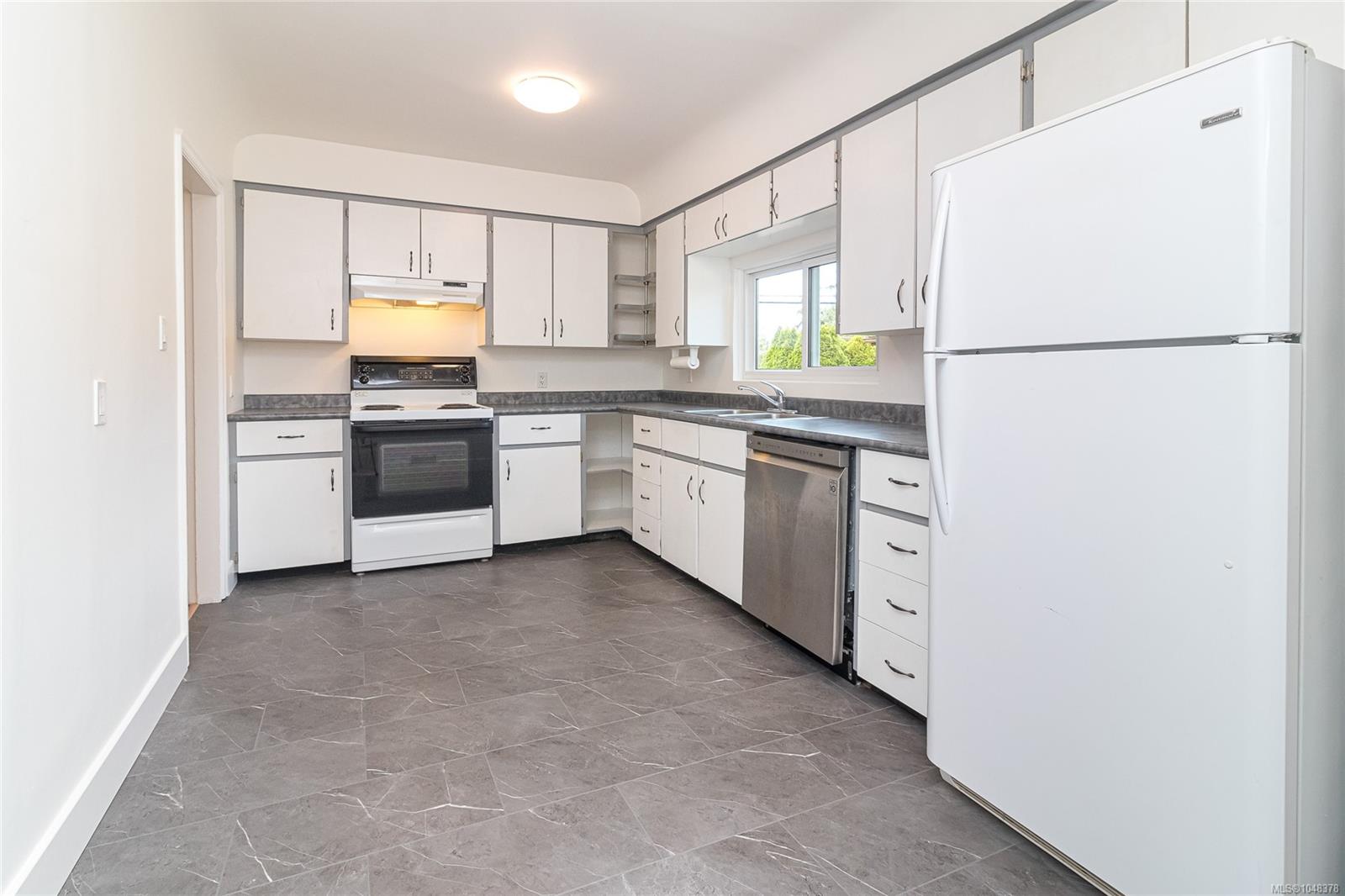 890 Darwin Ave — listing photo 8 of 42