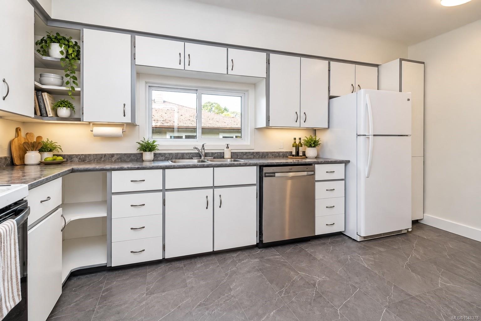 890 Darwin Ave — listing photo 9 of 42