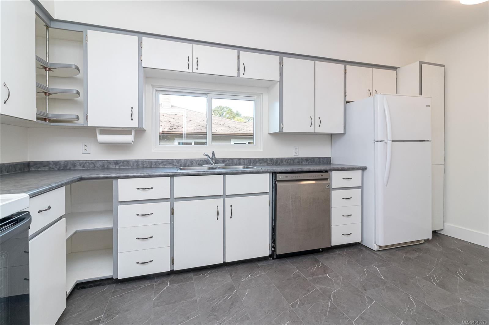 890 Darwin Ave — listing photo 10 of 42