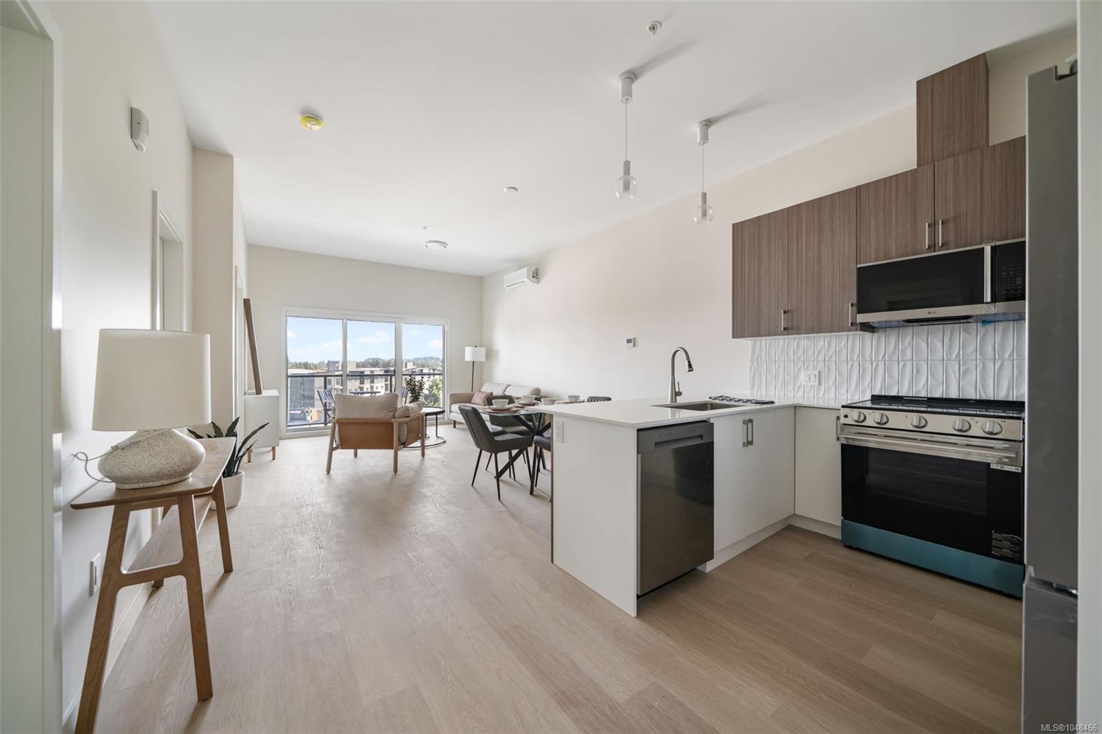 305-777 Station Ave — listing photo 2 of 30