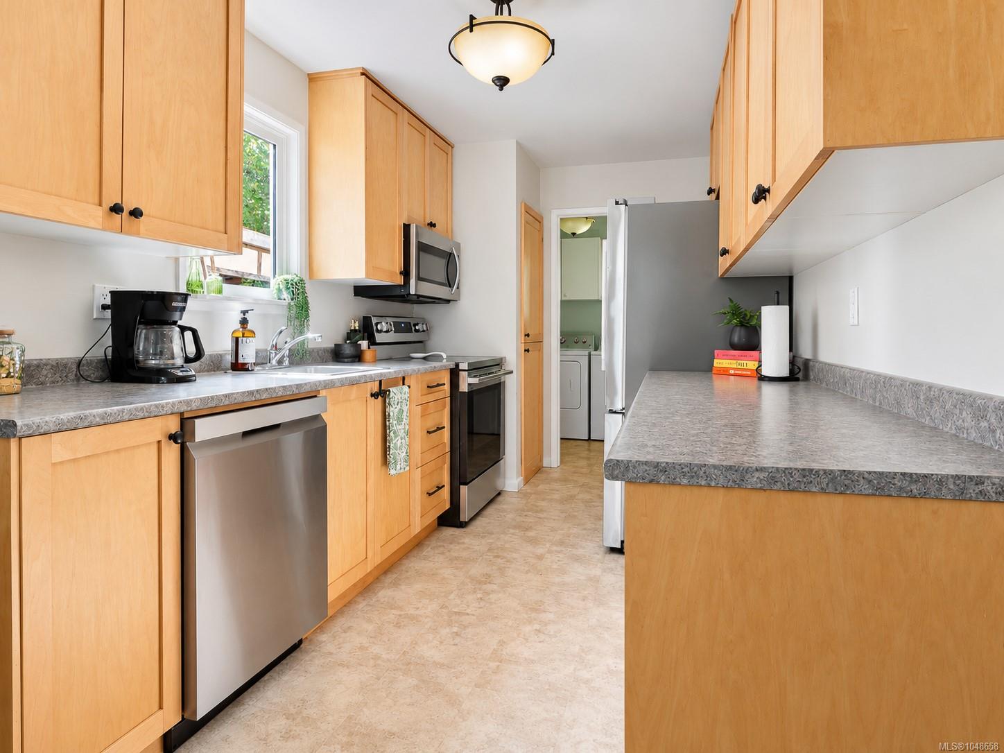 3035 Metchosin Rd — listing photo 7 of 40