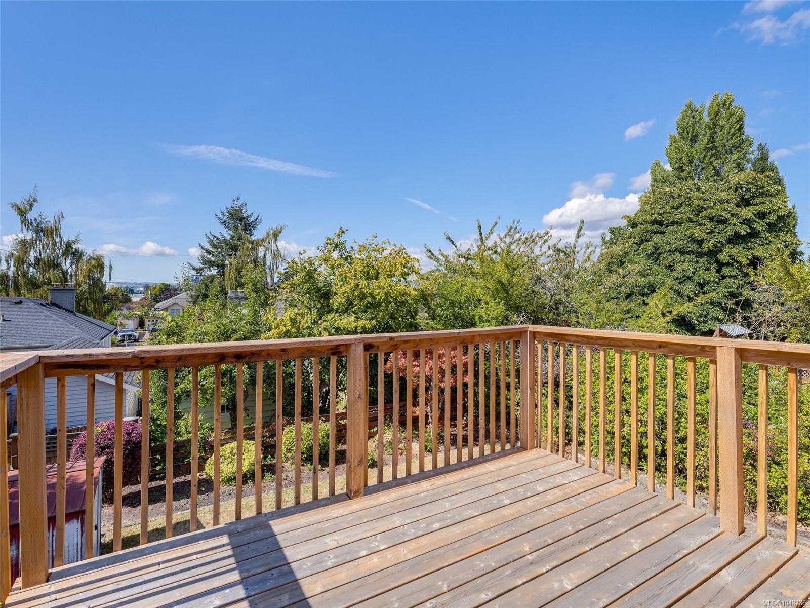 3116 Yew St — listing photo 11 of 27