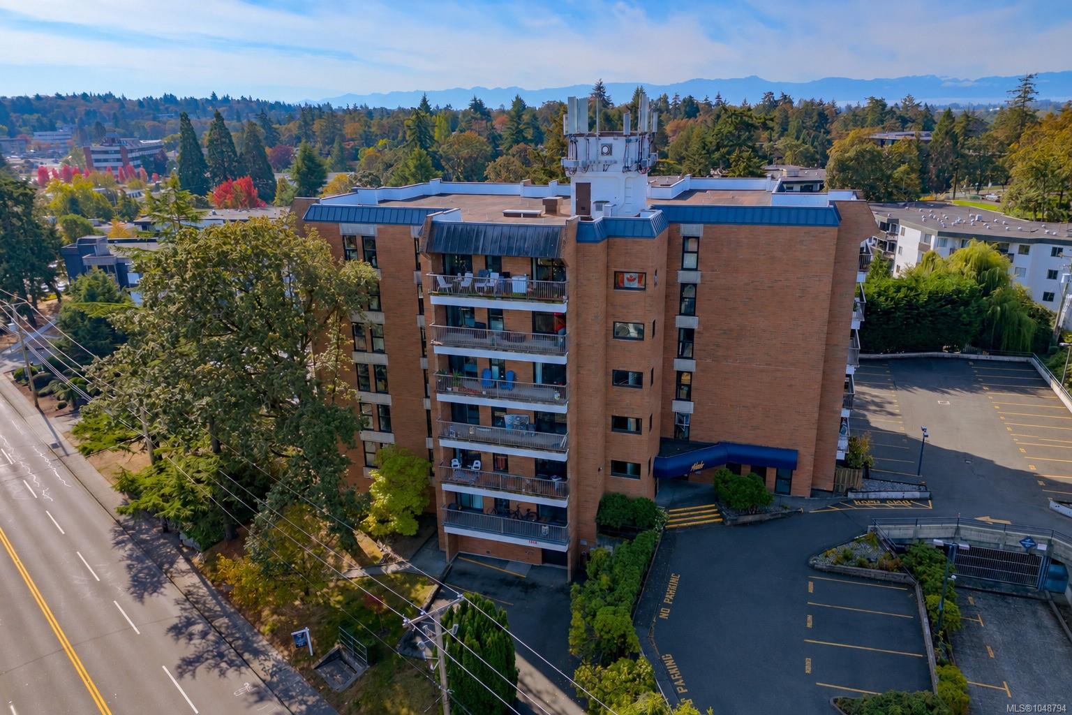 404-4030 Quadra St photo 2