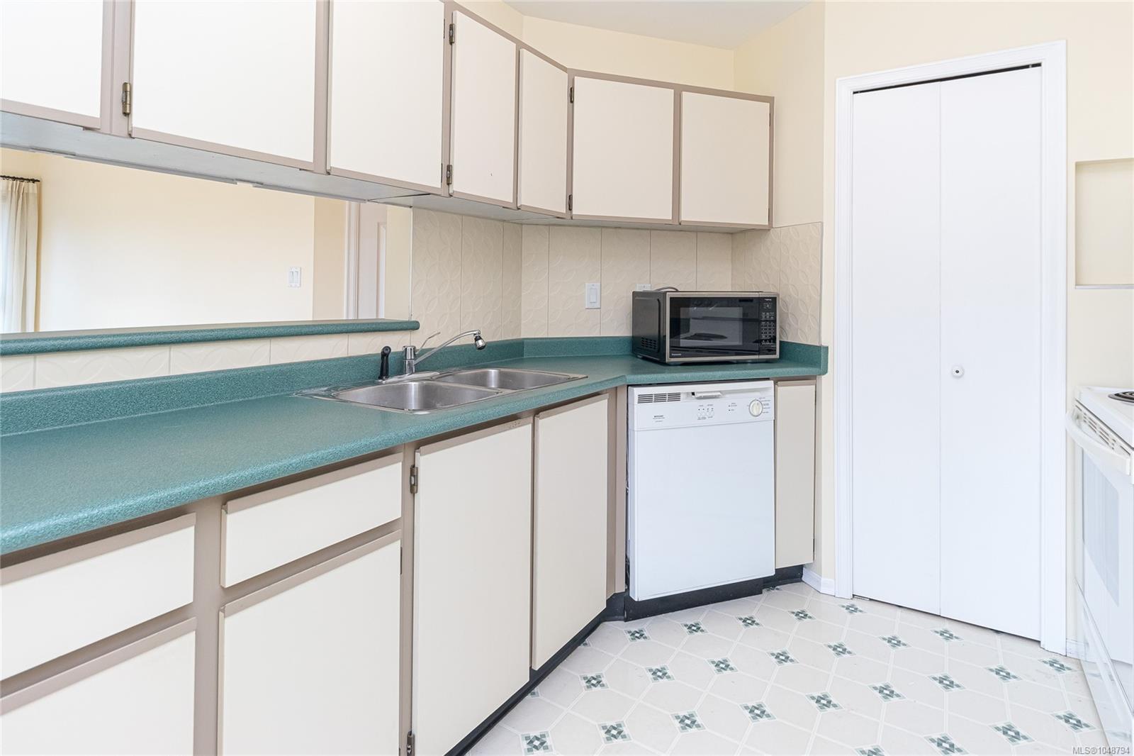 404-4030 Quadra St — listing photo 8 of 24