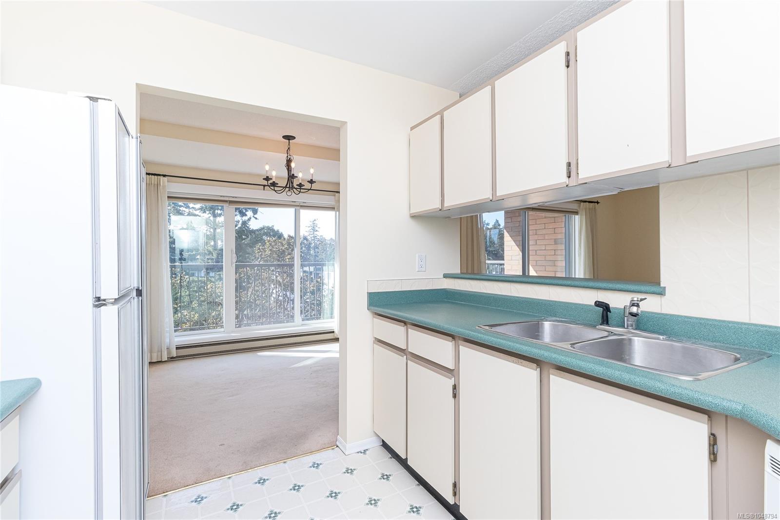 404-4030 Quadra St — listing photo 9 of 24