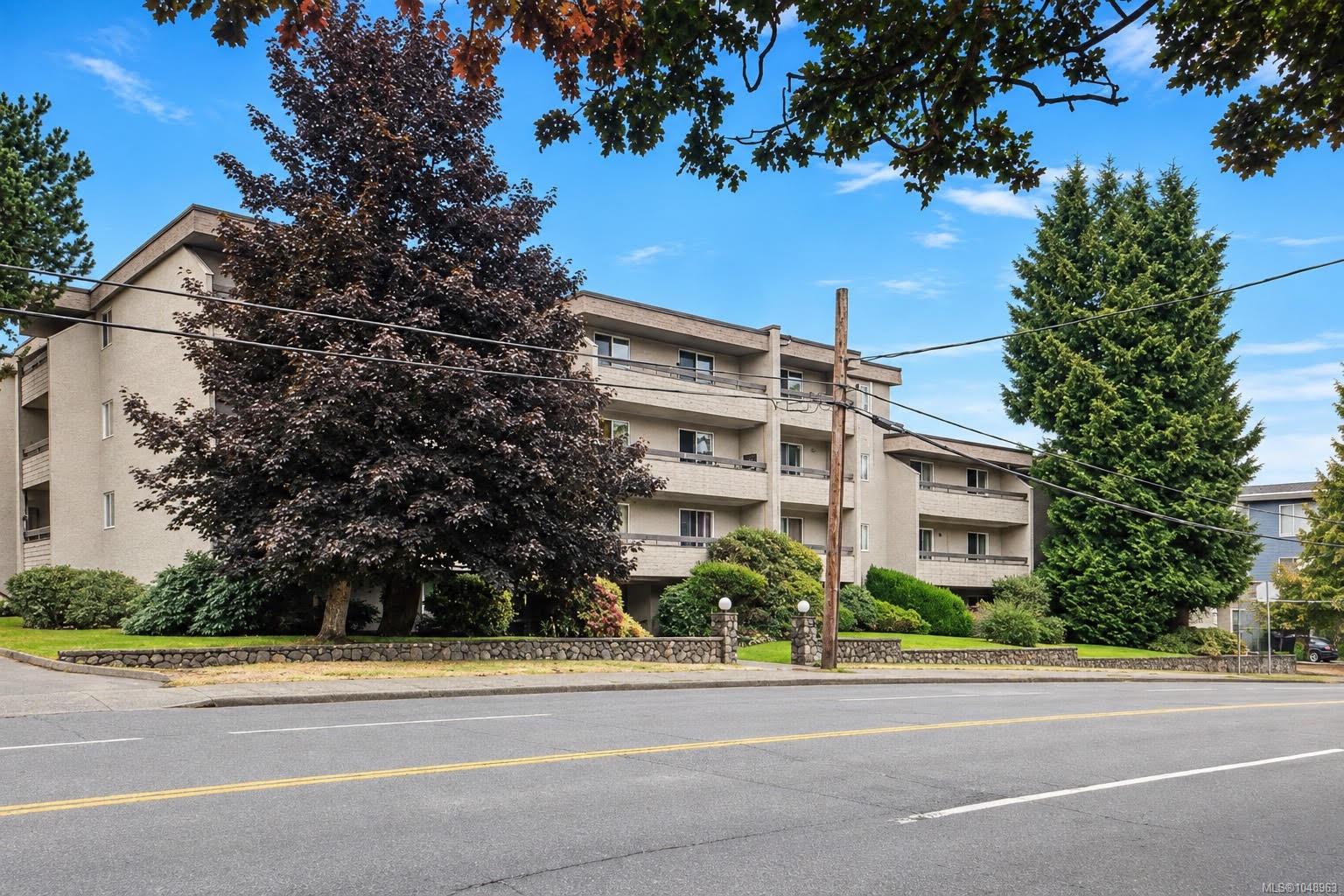 216-3235 Quadra St — listing photo 2 of 28