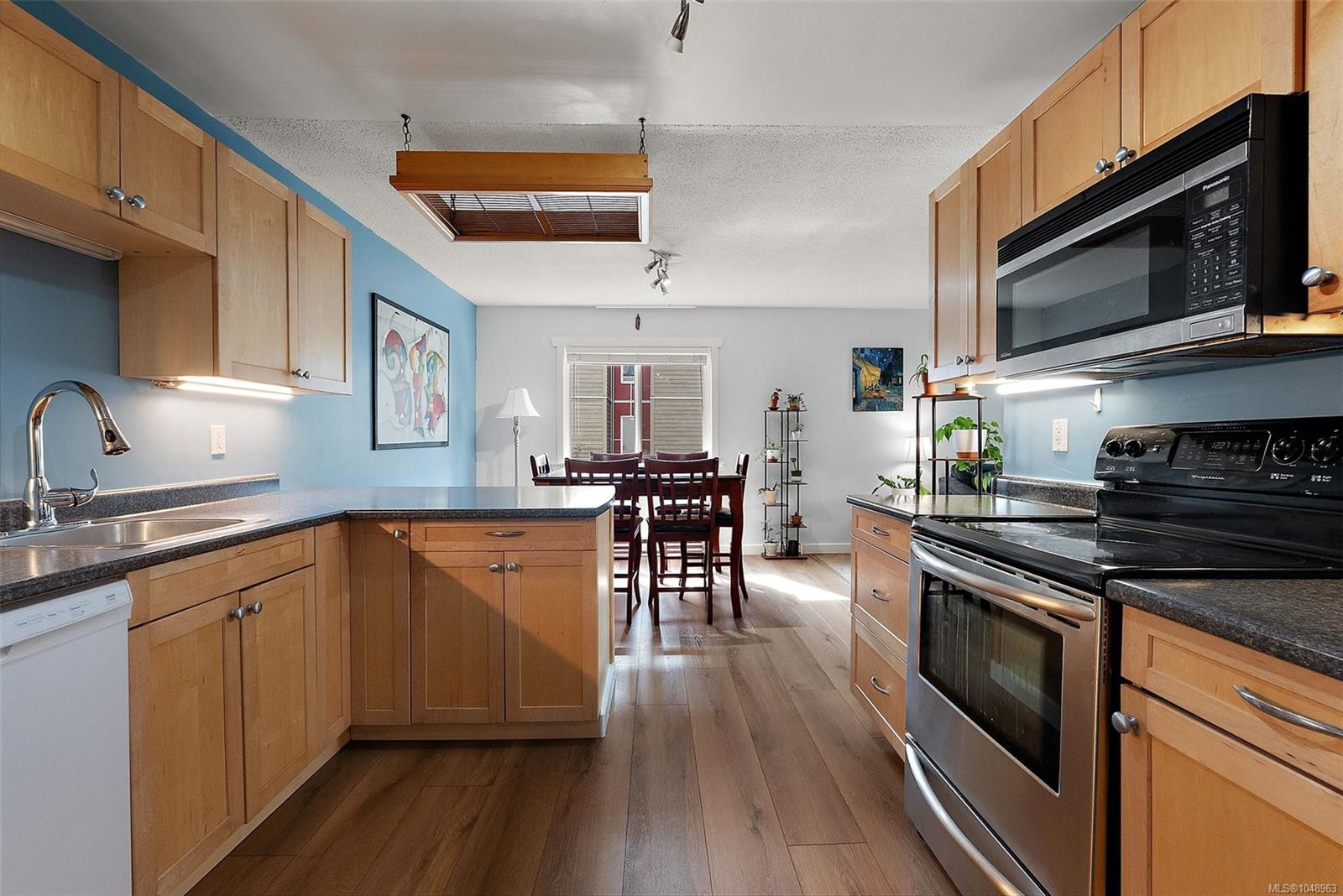 216-3235 Quadra St — listing photo 3 of 28
