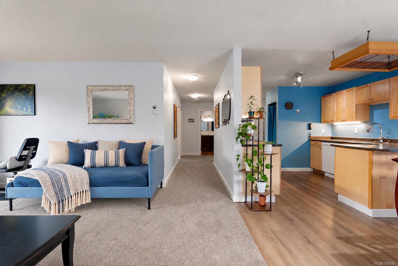 216-3235 Quadra St — listing photo 9 of 28