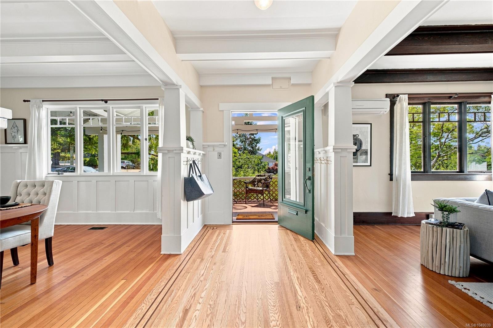 1320 Bond St — listing photo 12 of 63