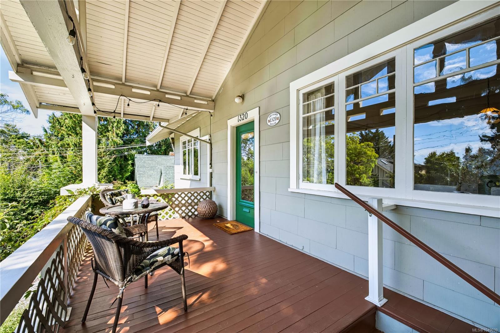 1320 Bond St — listing photo 8 of 63