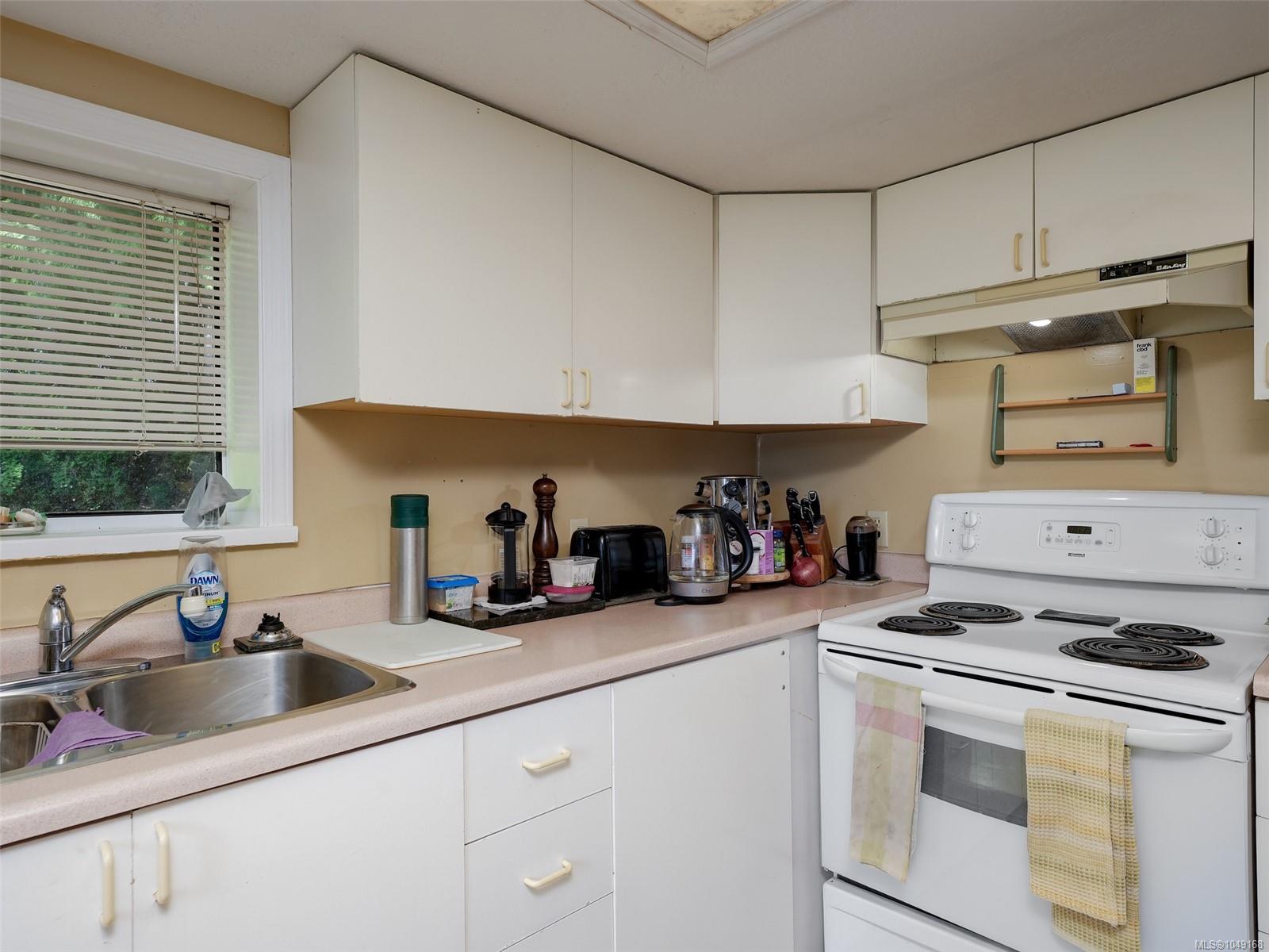 1167 Goldstream Ave — listing photo 14 of 37
