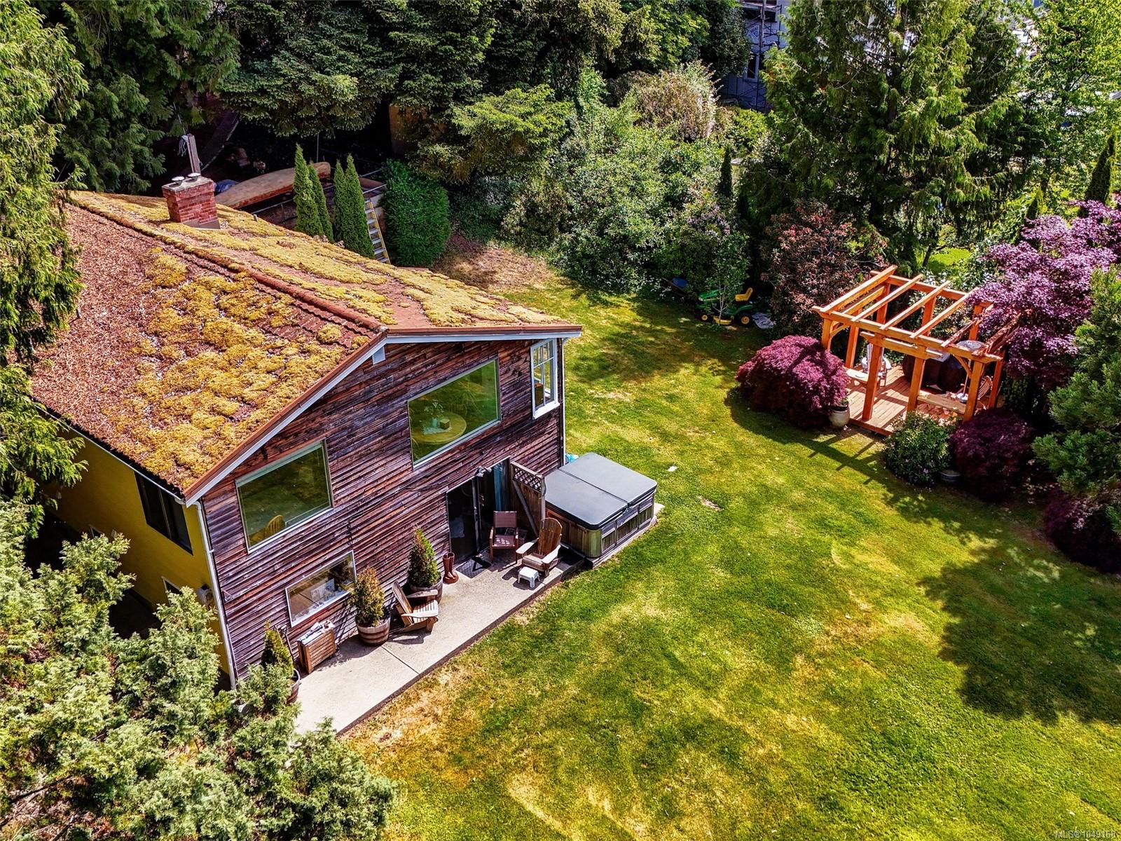 1167 Goldstream Ave — listing photo 3 of 37