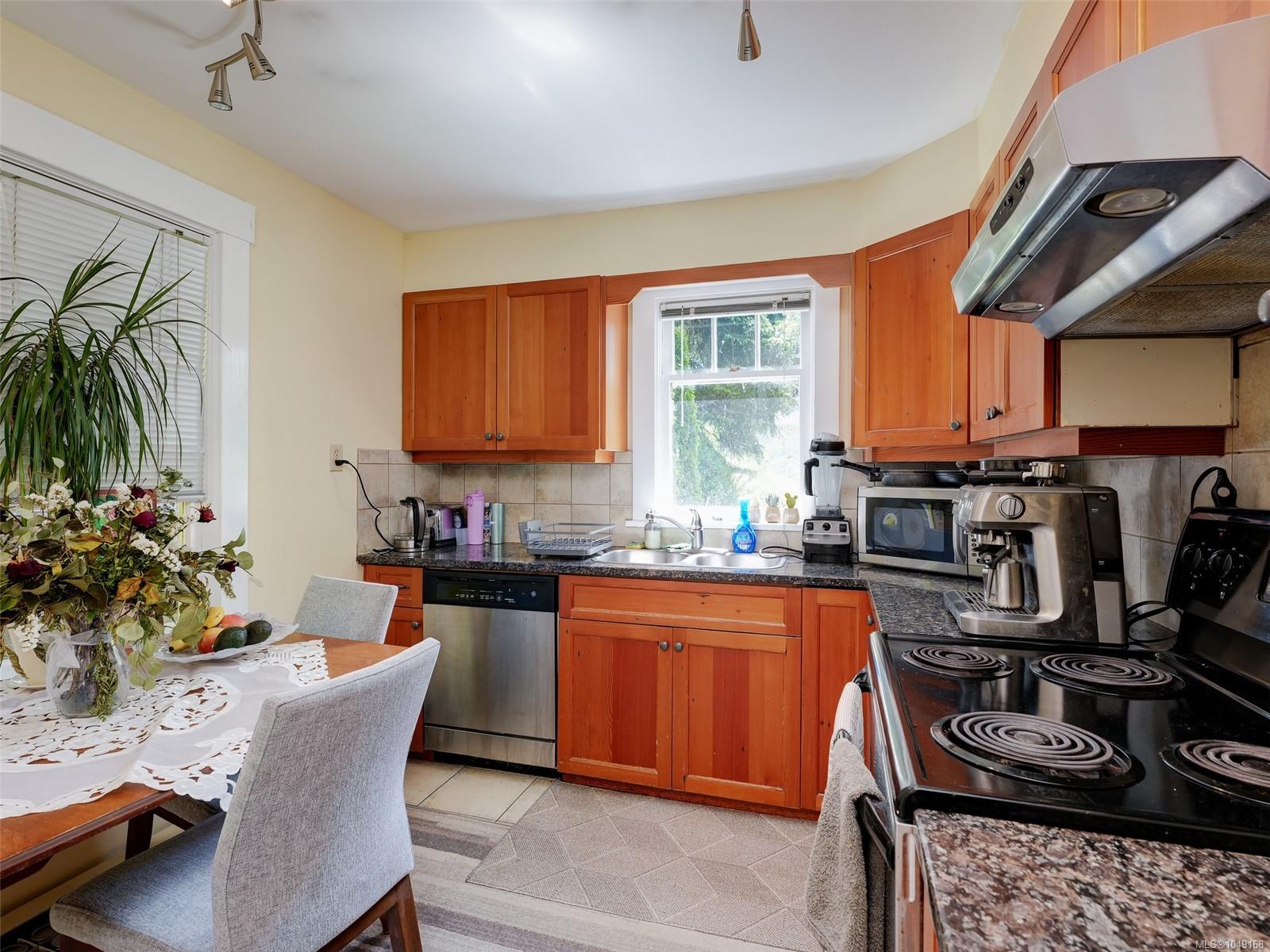 1167 Goldstream Ave — listing photo 6 of 37