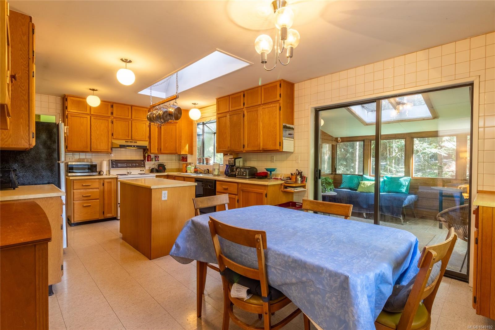 4710 Captains Cres — listing photo 8 of 36