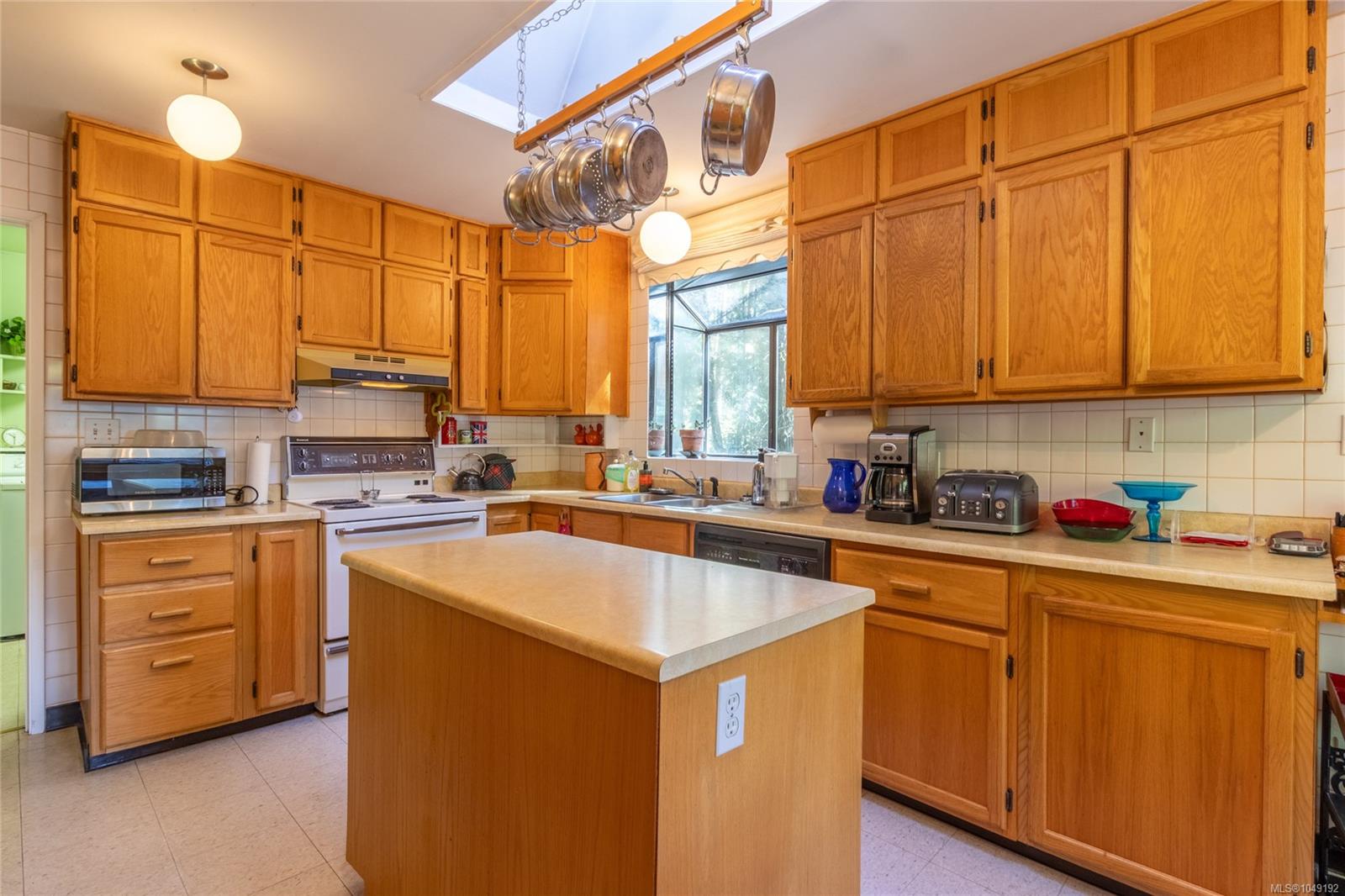 4710 Captains Cres — listing photo 9 of 36