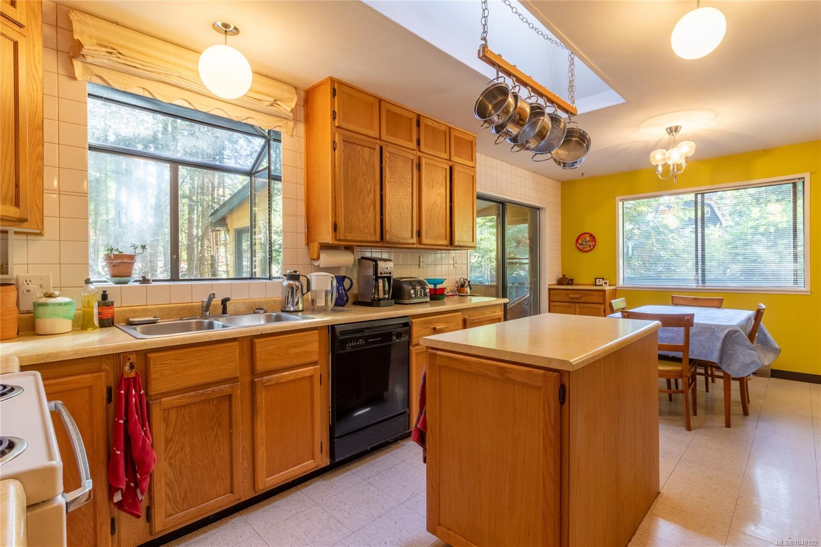 4710 Captains Cres — listing photo 10 of 36