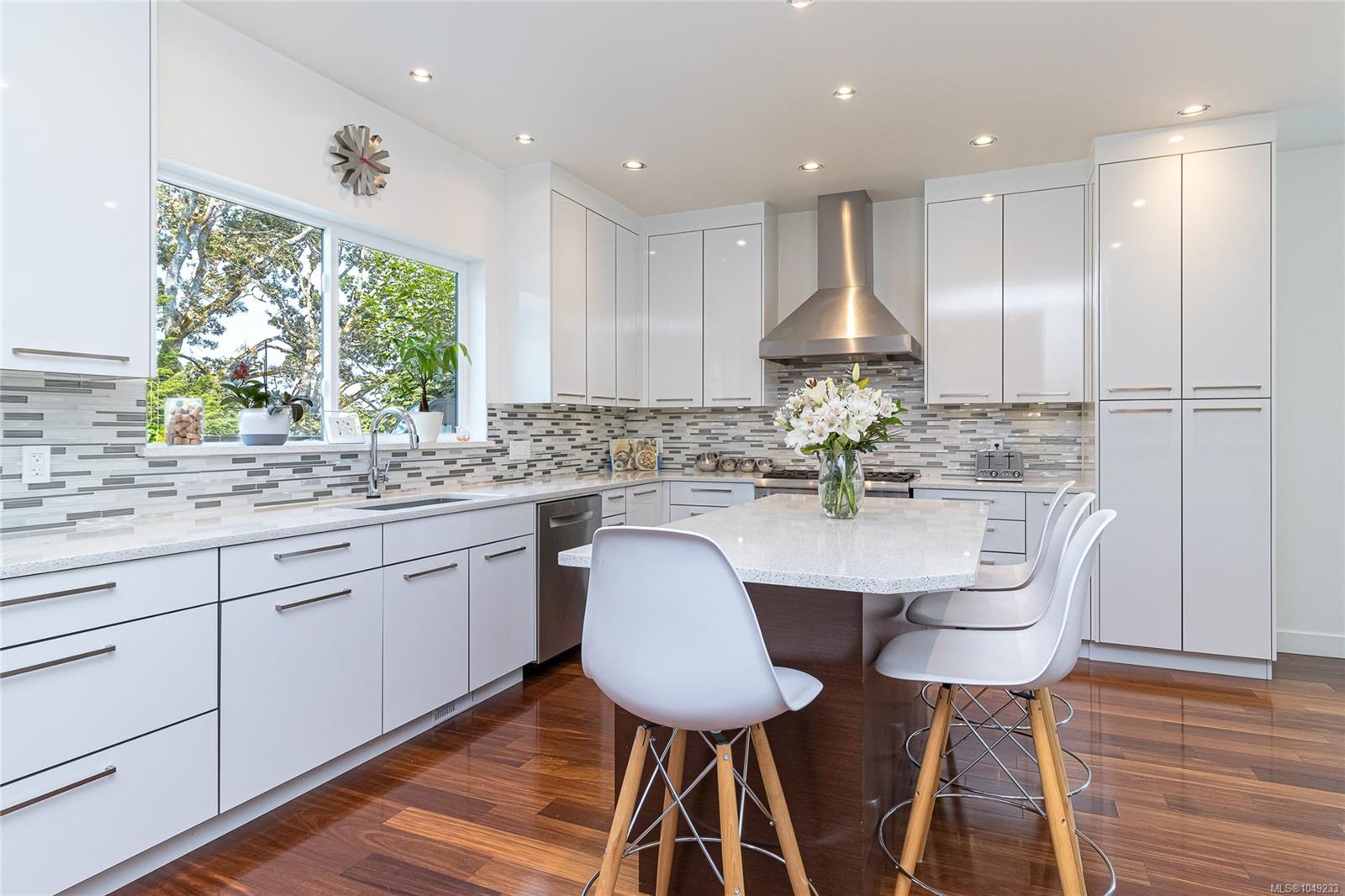 1518 Shorncliffe Rd — listing photo 3 of 99