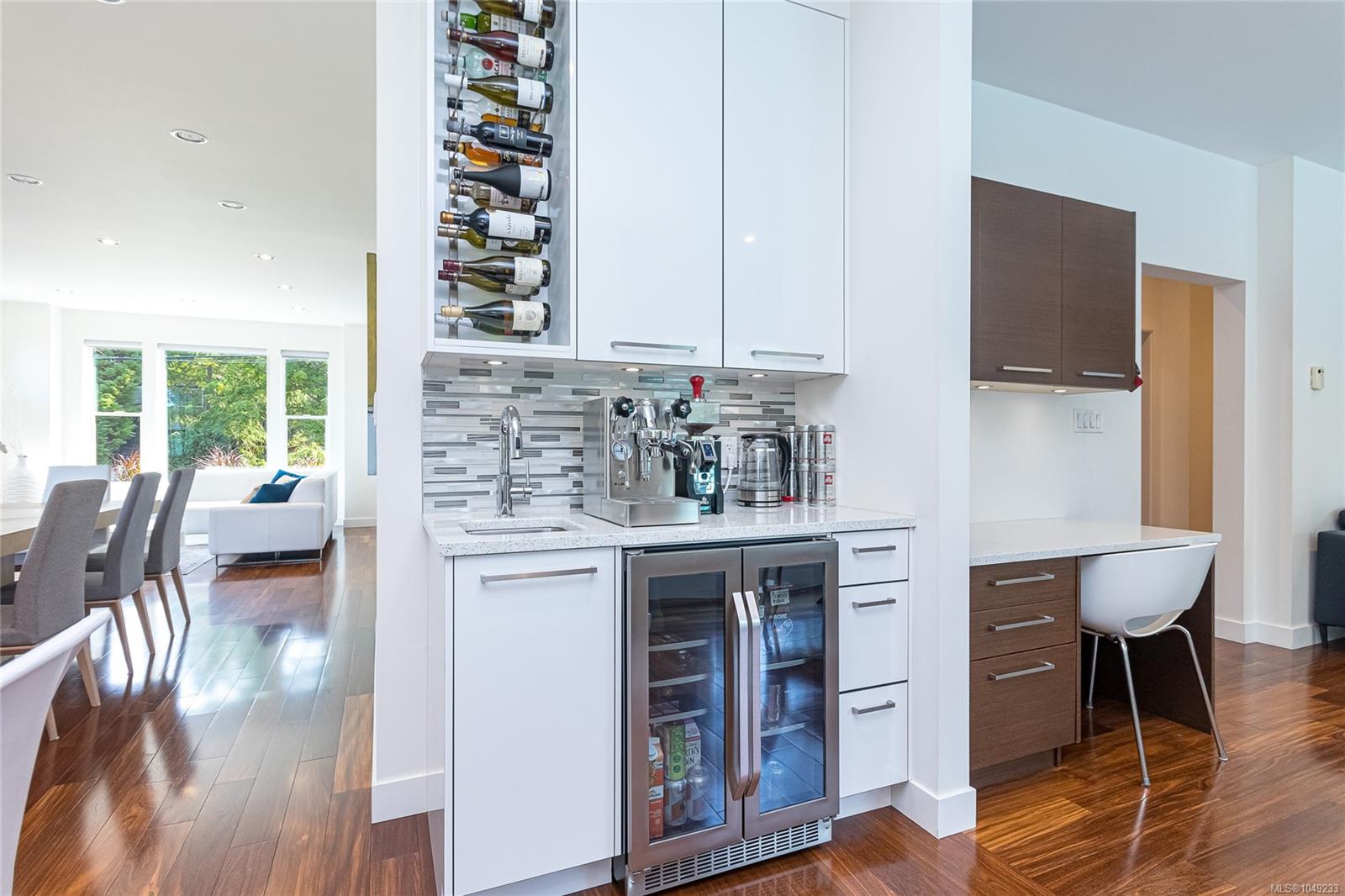1518 Shorncliffe Rd — listing photo 4 of 99