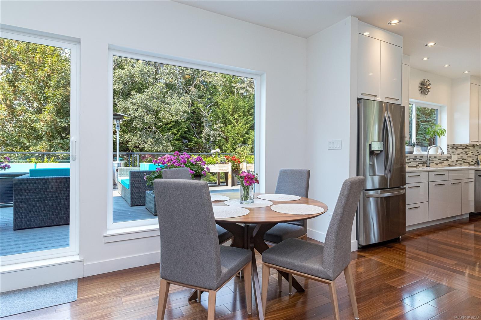 1518 Shorncliffe Rd — listing photo 5 of 99