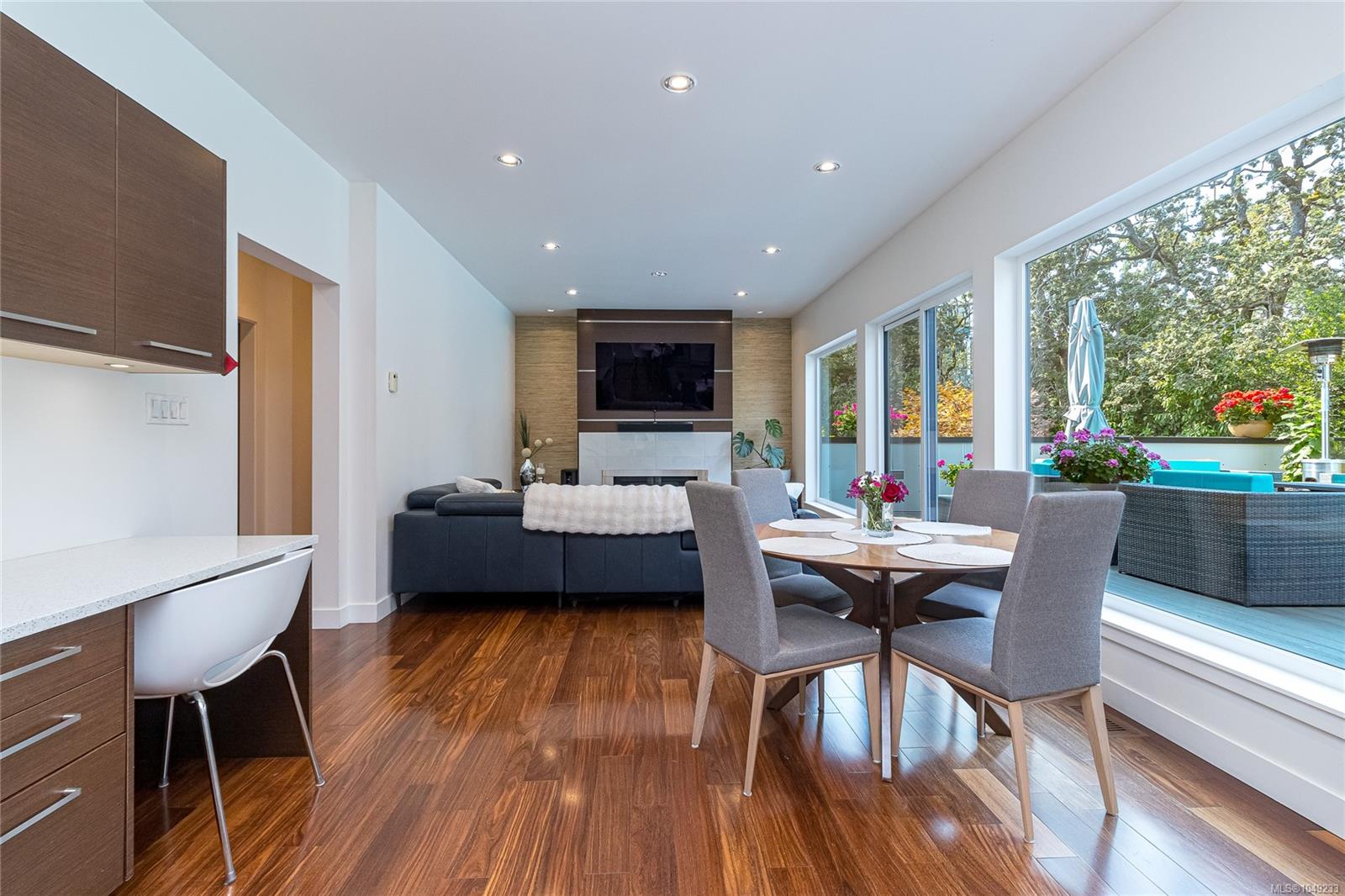 1518 Shorncliffe Rd — listing photo 7 of 99