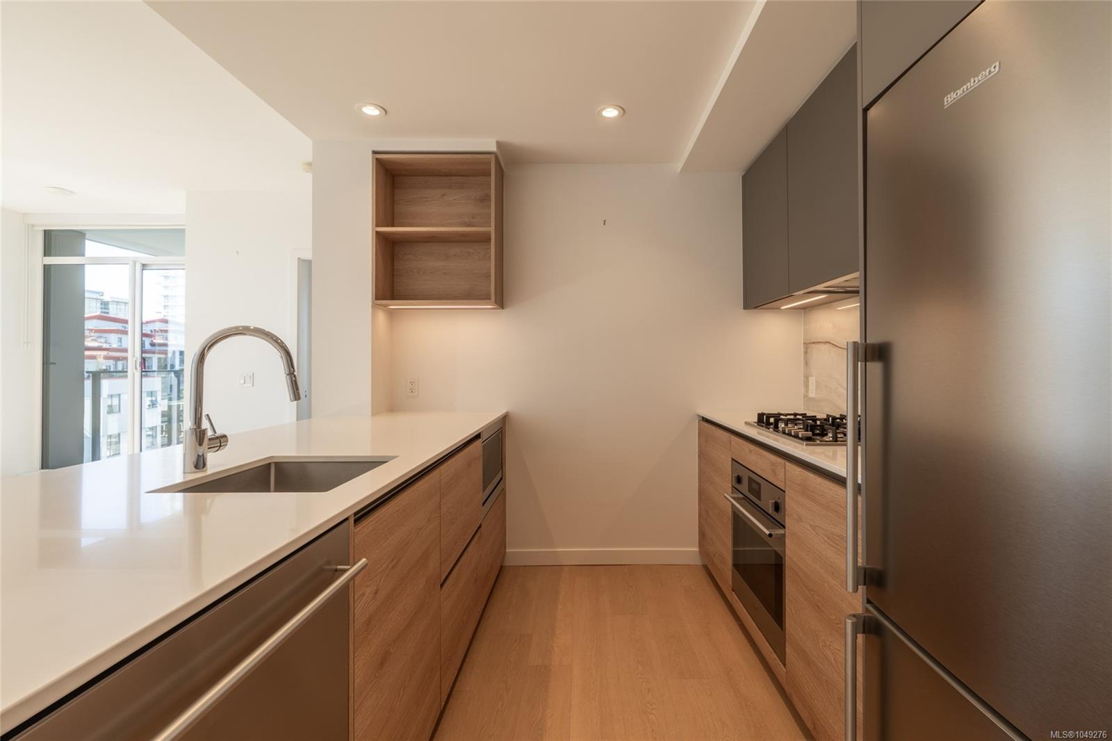 705-369 Tyee Rd — listing photo 11 of 47
