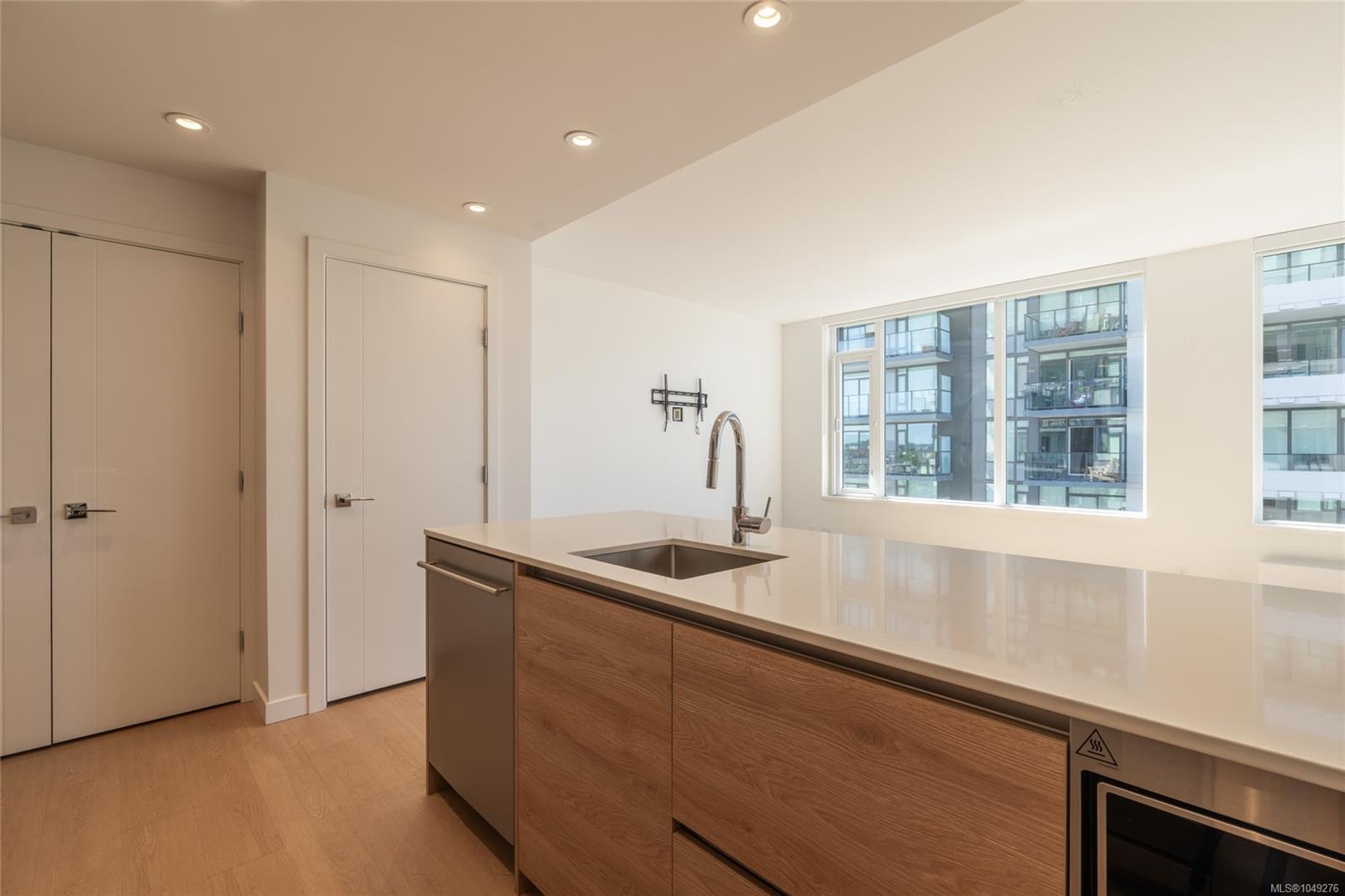 705-369 Tyee Rd — listing photo 12 of 47