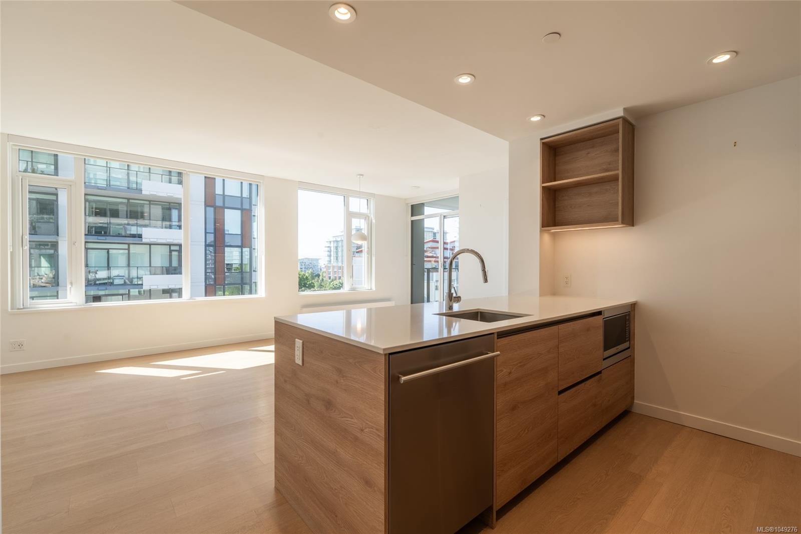 705-369 Tyee Rd — listing photo 10 of 47