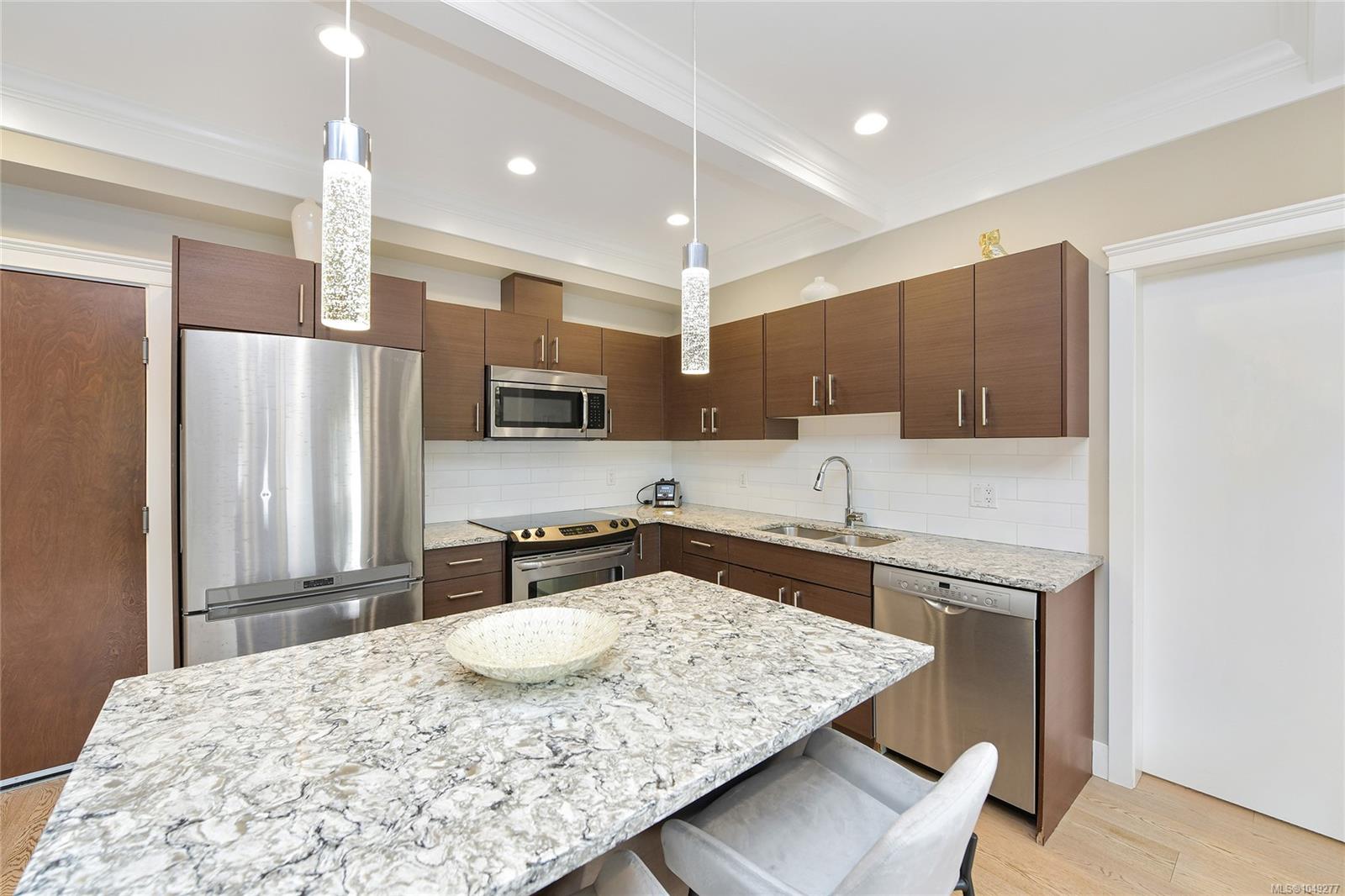 101-935 Cloverdale Ave — listing photo 11 of 51