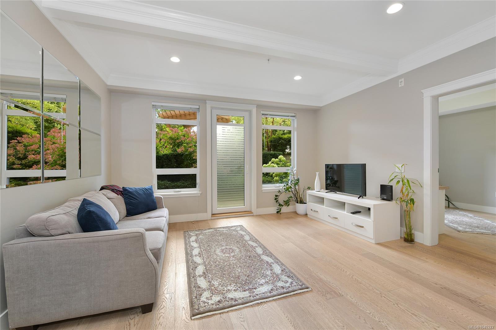101-935 Cloverdale Ave — listing photo 12 of 51