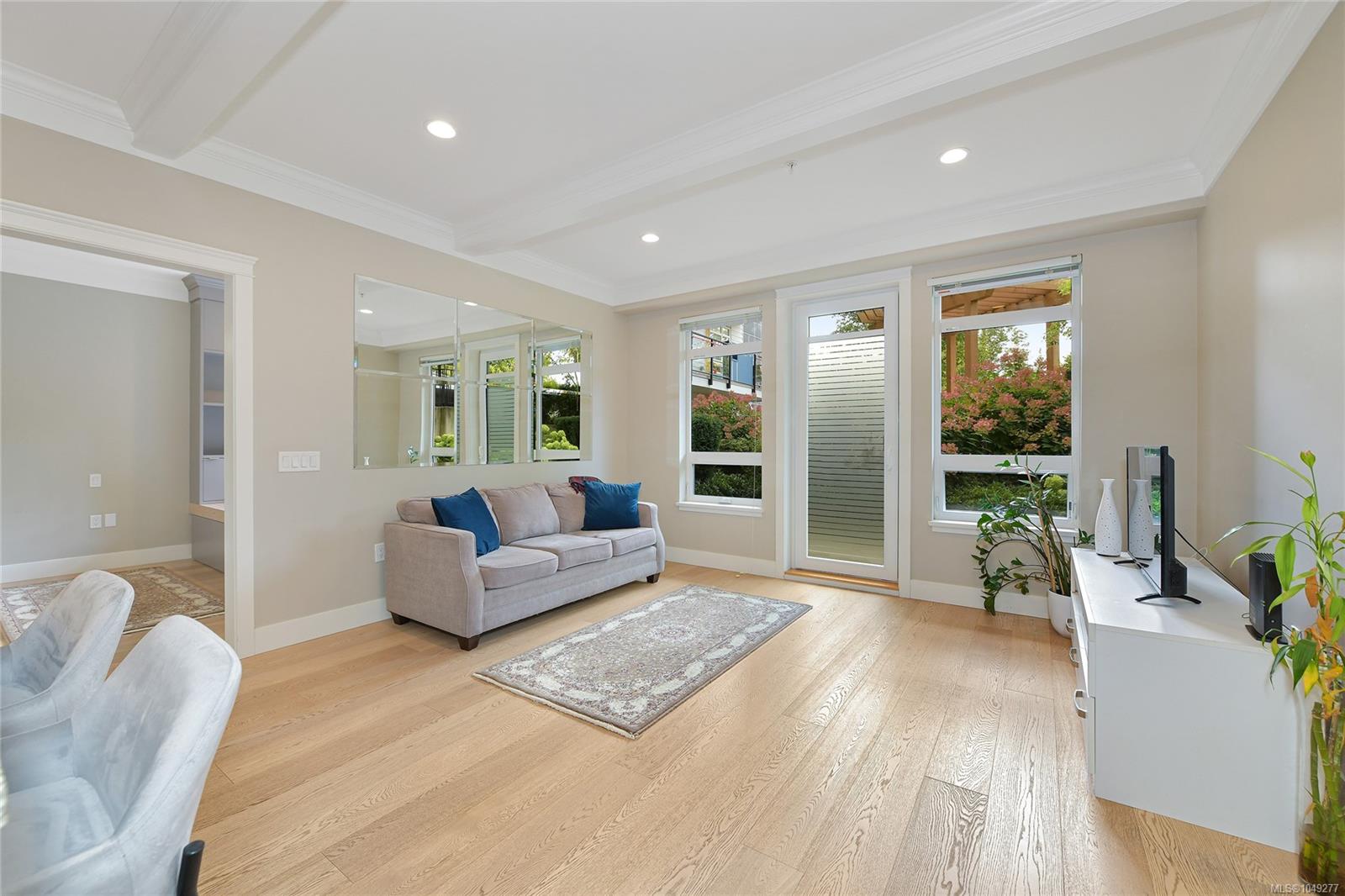 101-935 Cloverdale Ave — listing photo 13 of 51
