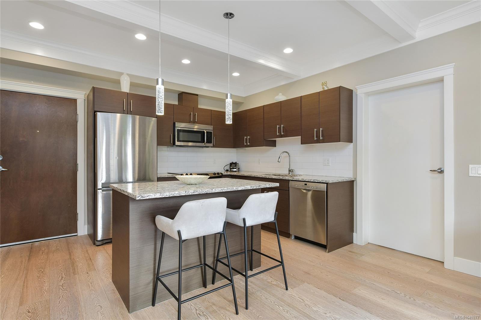 101-935 Cloverdale Ave — listing photo 3 of 51