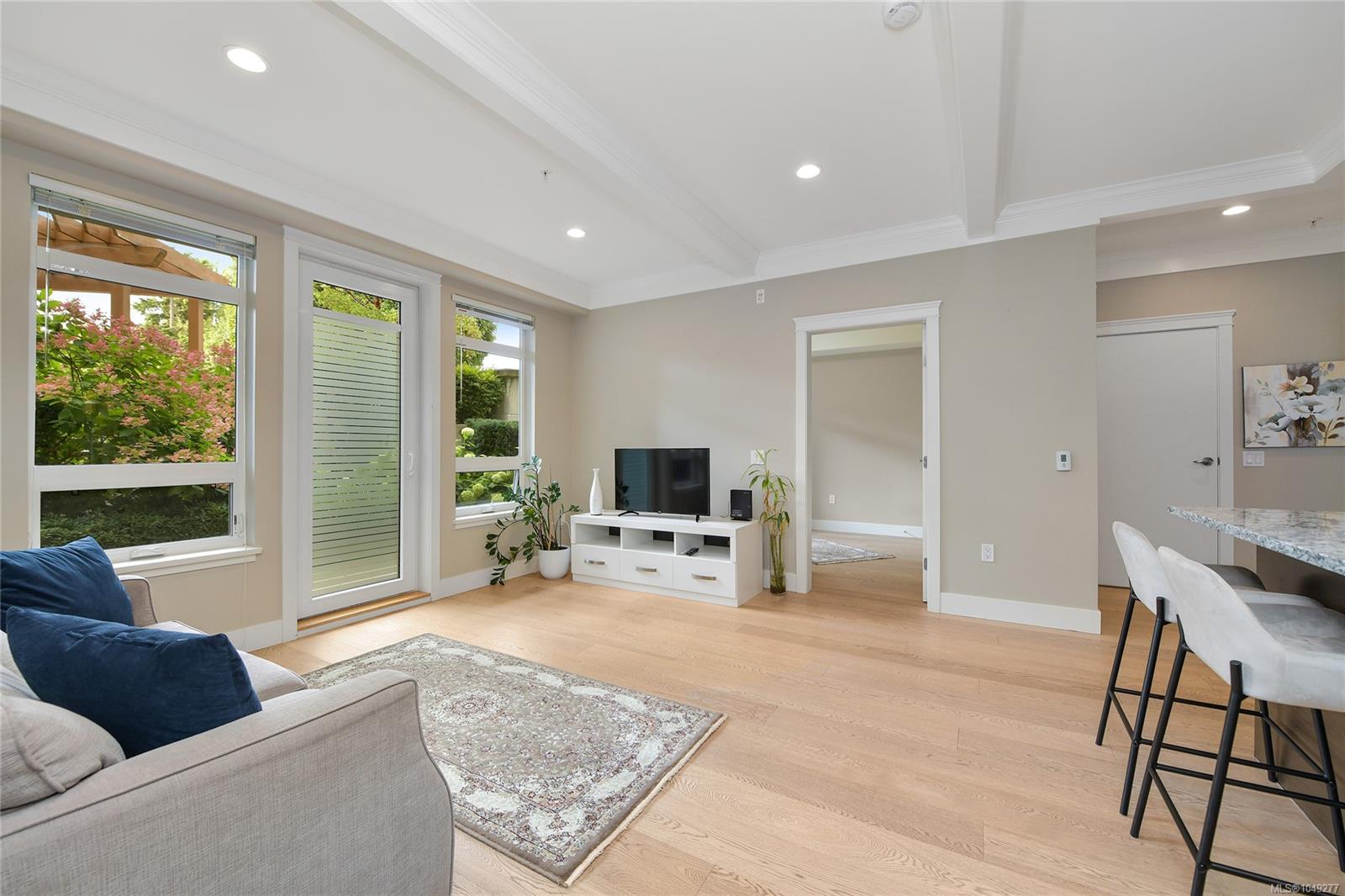 101-935 Cloverdale Ave — listing photo 4 of 51