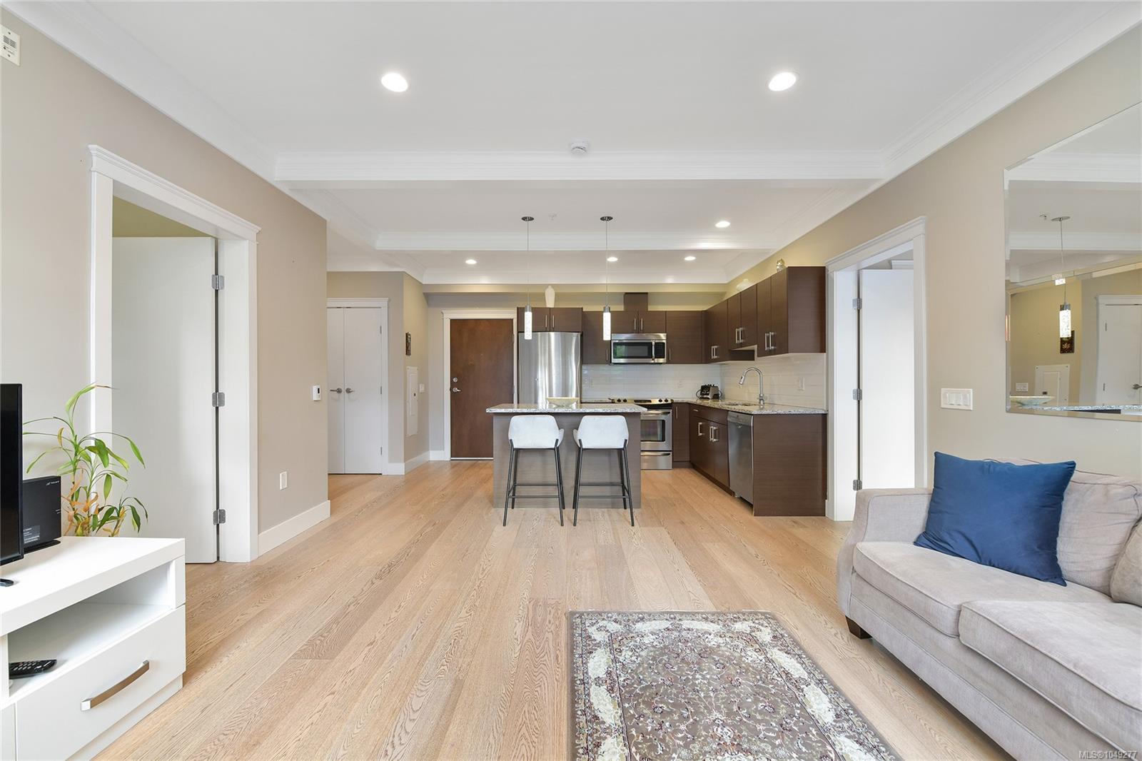 101-935 Cloverdale Ave — listing photo 5 of 51