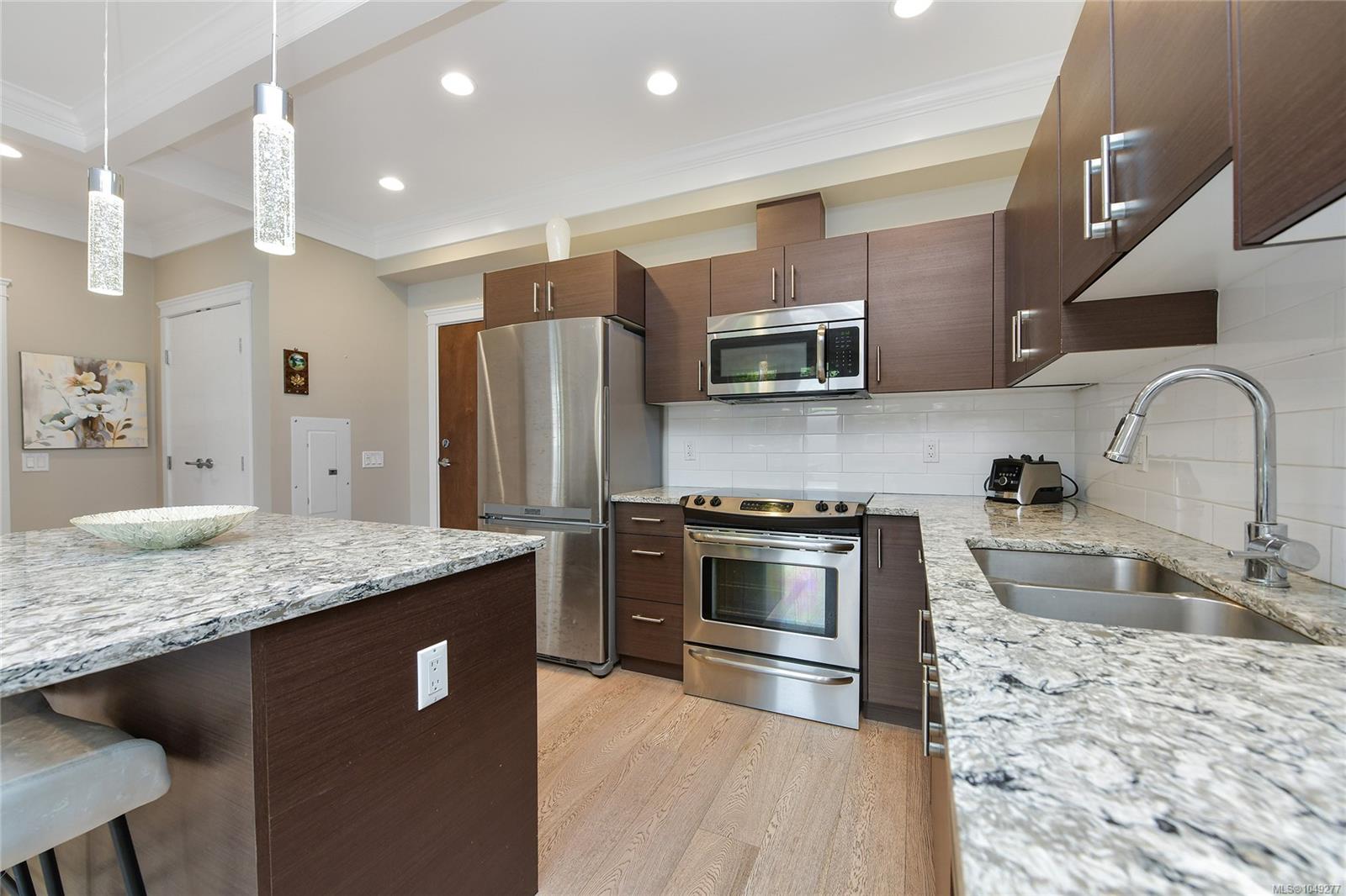 101-935 Cloverdale Ave — listing photo 7 of 51