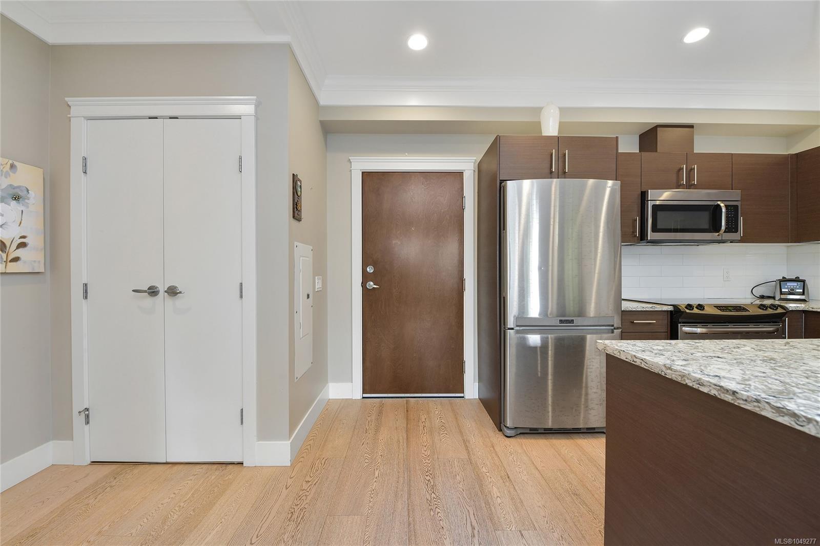 101-935 Cloverdale Ave — listing photo 9 of 51