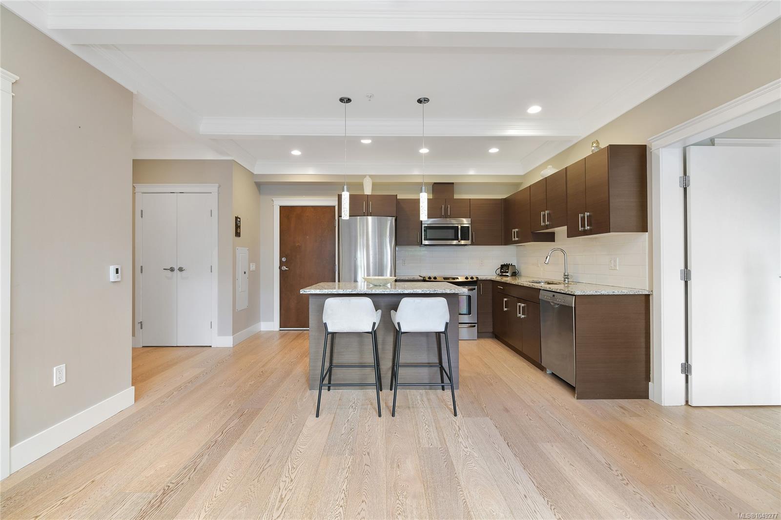 101-935 Cloverdale Ave — listing photo 10 of 51
