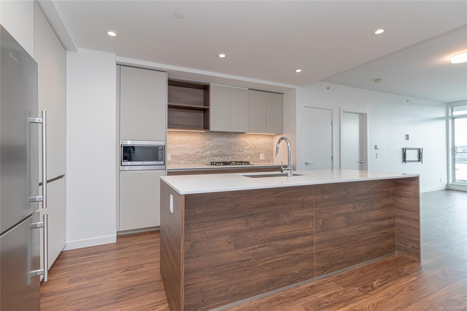 402-369 Tyee Rd — listing photo 11 of 39