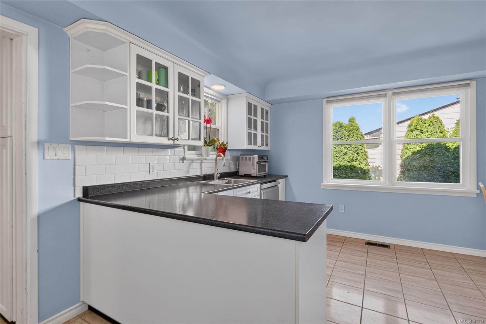 930 Wharncliffe Rd — listing photo 11 of 56