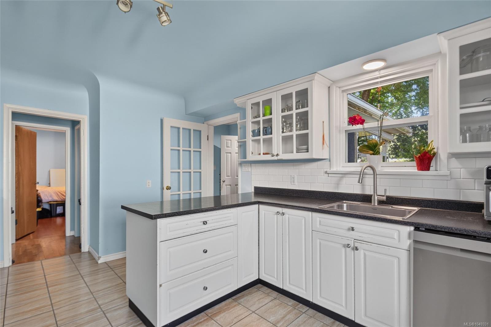 930 Wharncliffe Rd — listing photo 14 of 56