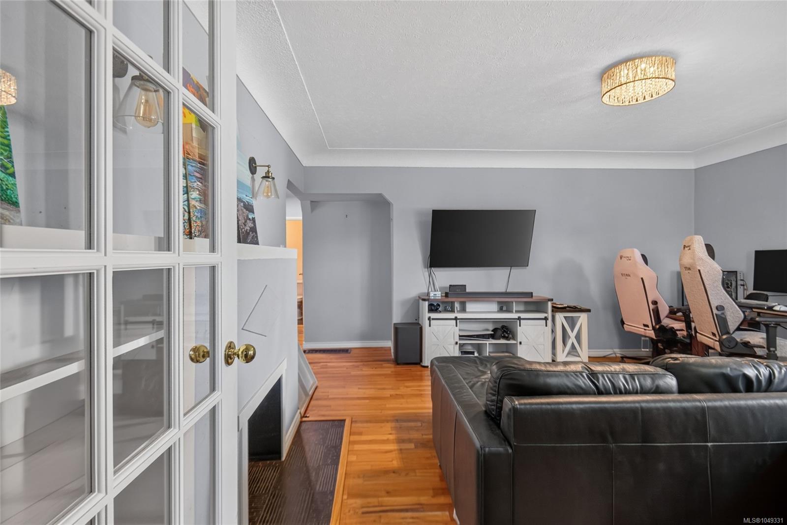 930 Wharncliffe Rd — listing photo 9 of 56
