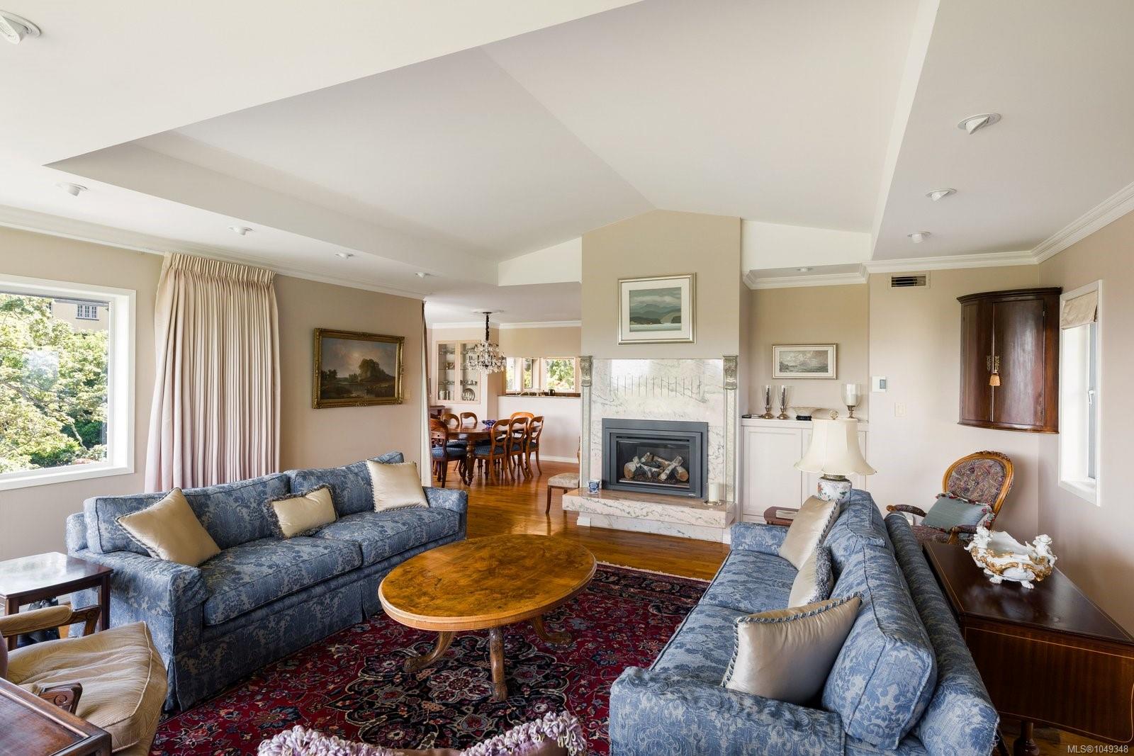 3656 Cadboro Bay Rd — listing photo 11 of 75