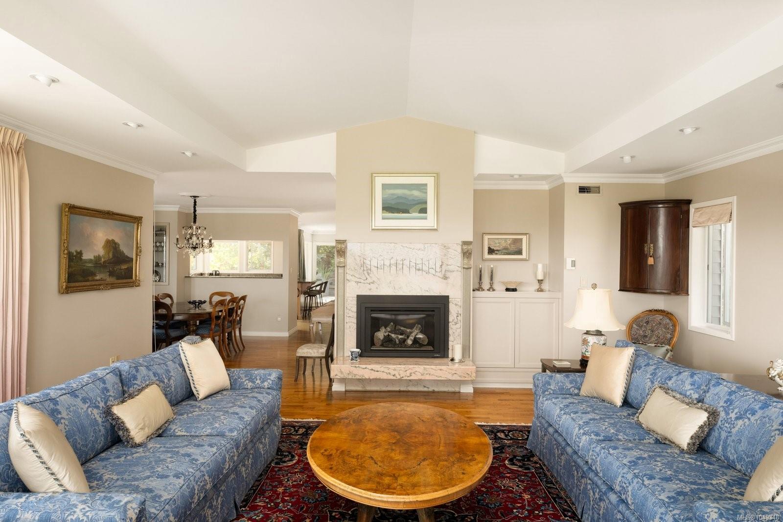 3656 Cadboro Bay Rd — listing photo 12 of 75