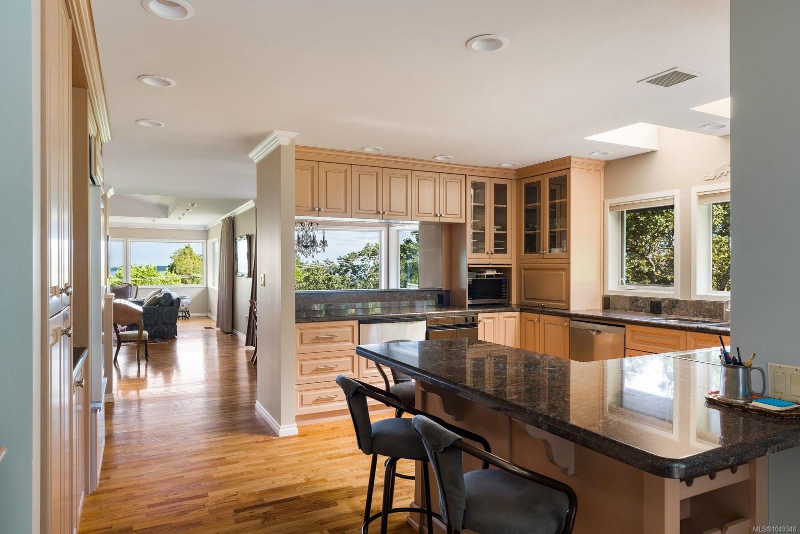 3656 Cadboro Bay Rd — listing photo 13 of 75