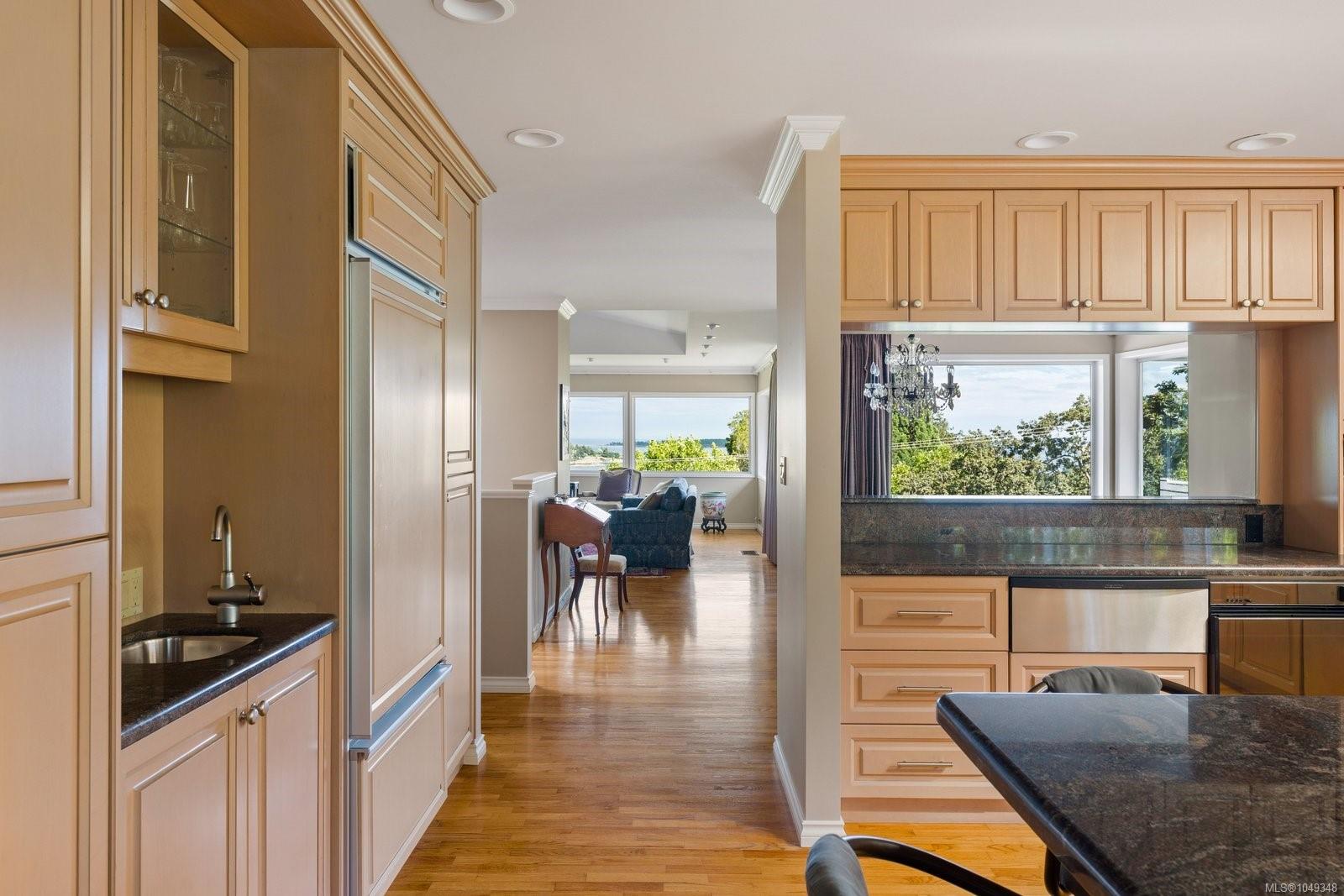 3656 Cadboro Bay Rd — listing photo 14 of 75