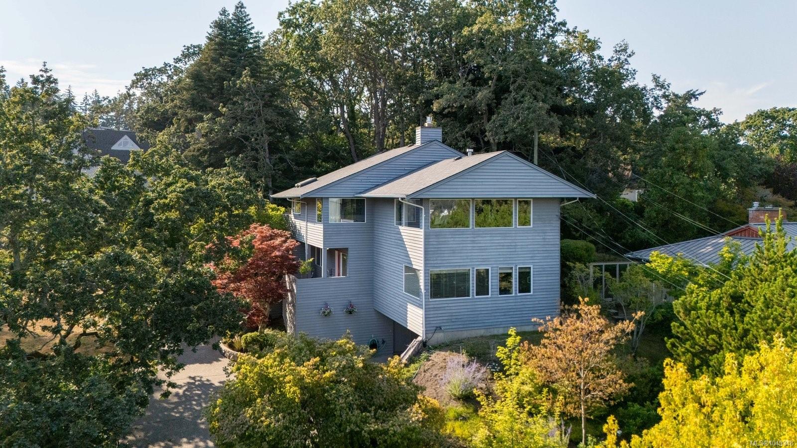 3656 Cadboro Bay Rd — listing photo 3 of 75