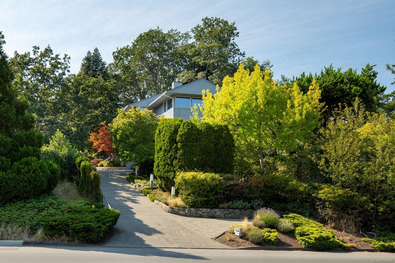 3656 Cadboro Bay Rd — listing photo 4 of 75