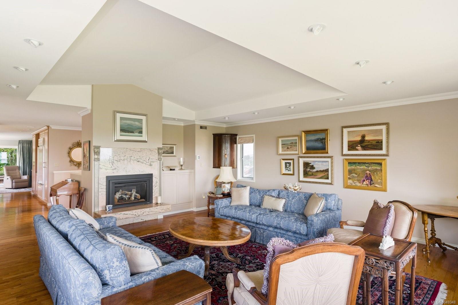 3656 Cadboro Bay Rd — listing photo 10 of 75