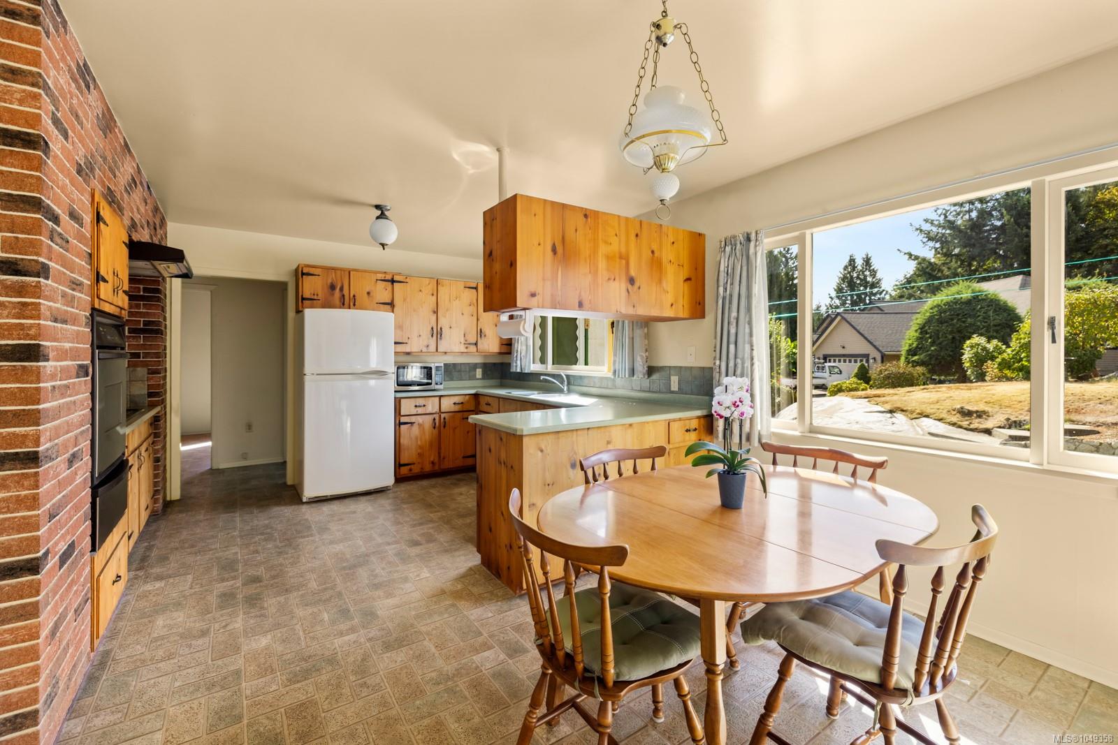 8620 Forest Park Pl — listing photo 13 of 48