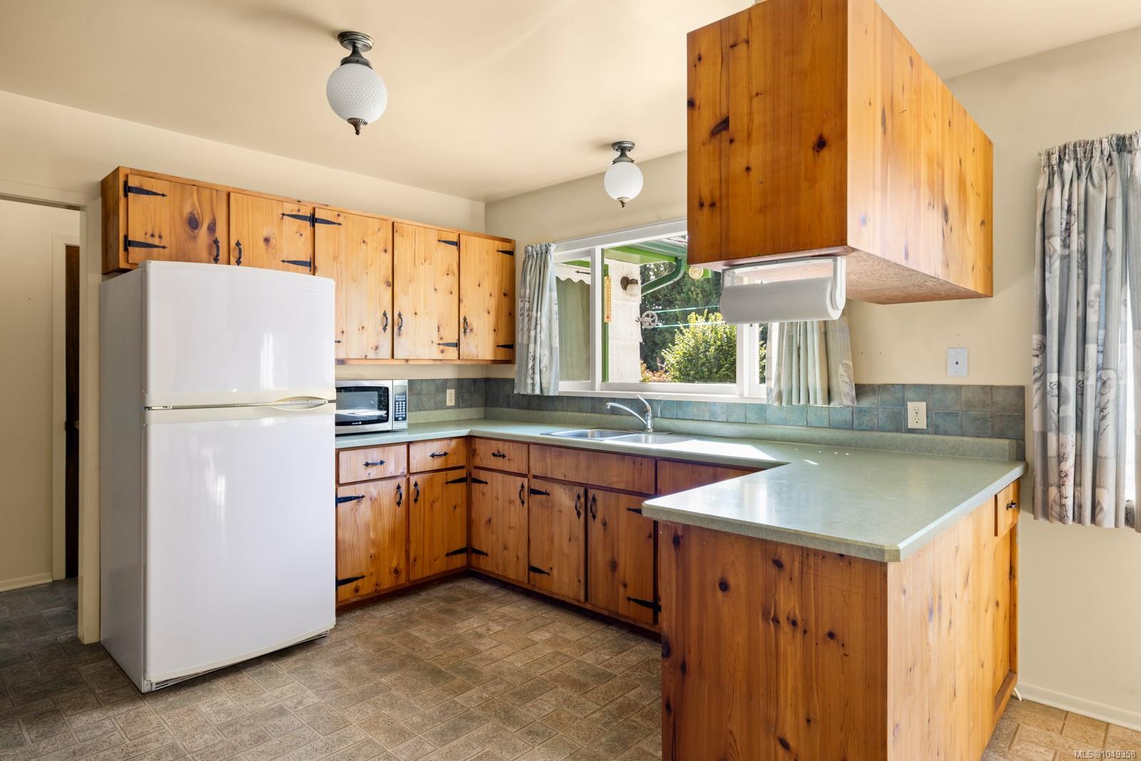 8620 Forest Park Pl — listing photo 14 of 48