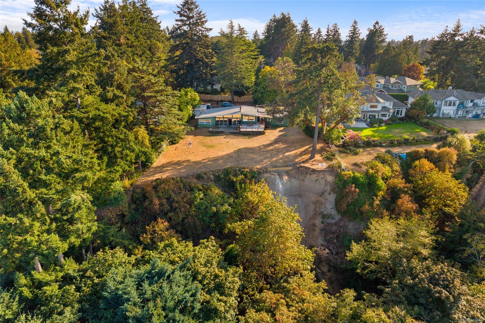4598 Torquay Dr — listing photo 4 of 35